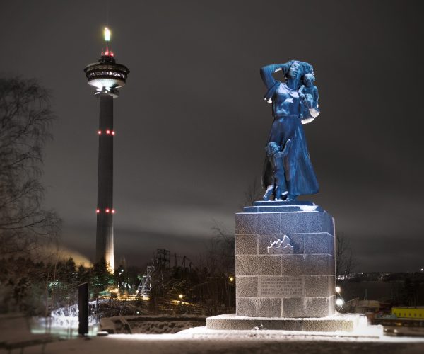 Kuru-statue-Tampere-WhiteNight-lighting